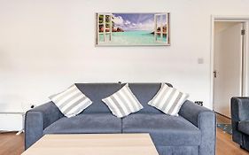 Spacious 2 Bed 2 Bath Apartment With Free Parking For 2 Cars And Underground Station Zone 2 For Quick Access To Central London Up To 10 Guests