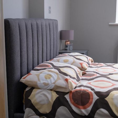 Spacious 2 Bed 2 Bath Apartment With Free Parking For 2 Cars And Underground Station Zone 2 For Quick Access To Central London Up To 10 Guests Zewnętrze zdjęcie