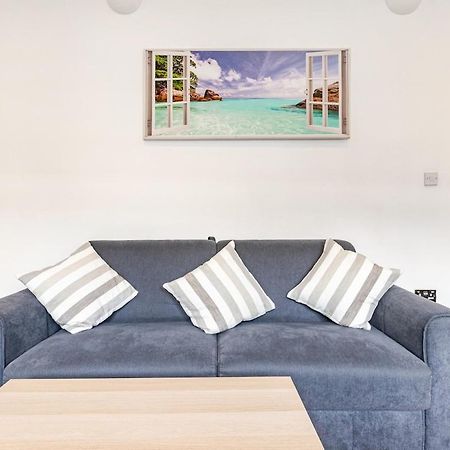 Spacious 2 Bed 2 Bath Apartment With Free Parking For 2 Cars And Underground Station Zone 2 For Quick Access To Central London Up To 10 Guests Zewnętrze zdjęcie