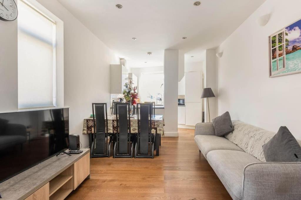 Spacious 2 Bed 2 Bath Apartment With Free Parking For 2 Cars And Underground Station Zone 2 For Quick Access To Central London Up To 10 Guests Zewnętrze zdjęcie