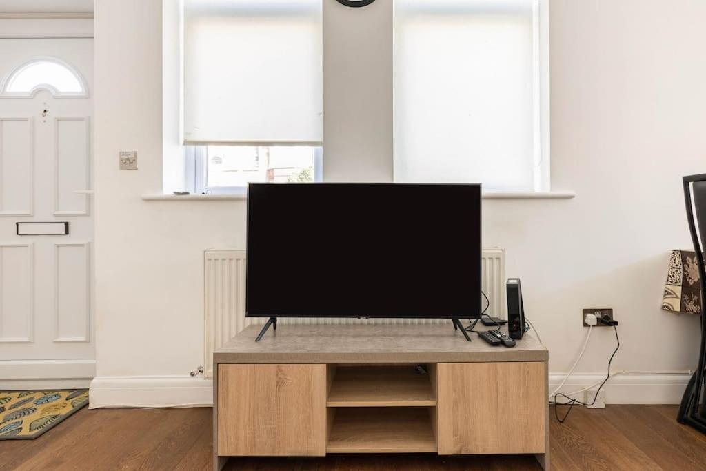 Spacious 2 Bed 2 Bath Apartment With Free Parking For 2 Cars And Underground Station Zone 2 For Quick Access To Central London Up To 10 Guests Zewnętrze zdjęcie