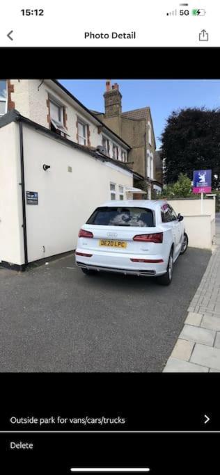 Spacious 2 Bed 2 Bath Apartment With Free Parking For 2 Cars And Underground Station Zone 2 For Quick Access To Central London Up To 10 Guests Zewnętrze zdjęcie