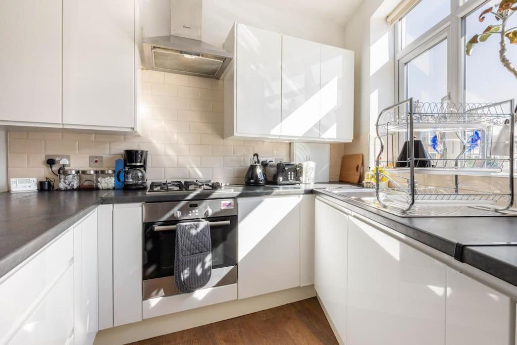 Spacious 2 Bed 2 Bath Apartment With Free Parking For 2 Cars And Underground Station Zone 2 For Quick Access To Central London Up To 10 Guests Zewnętrze zdjęcie