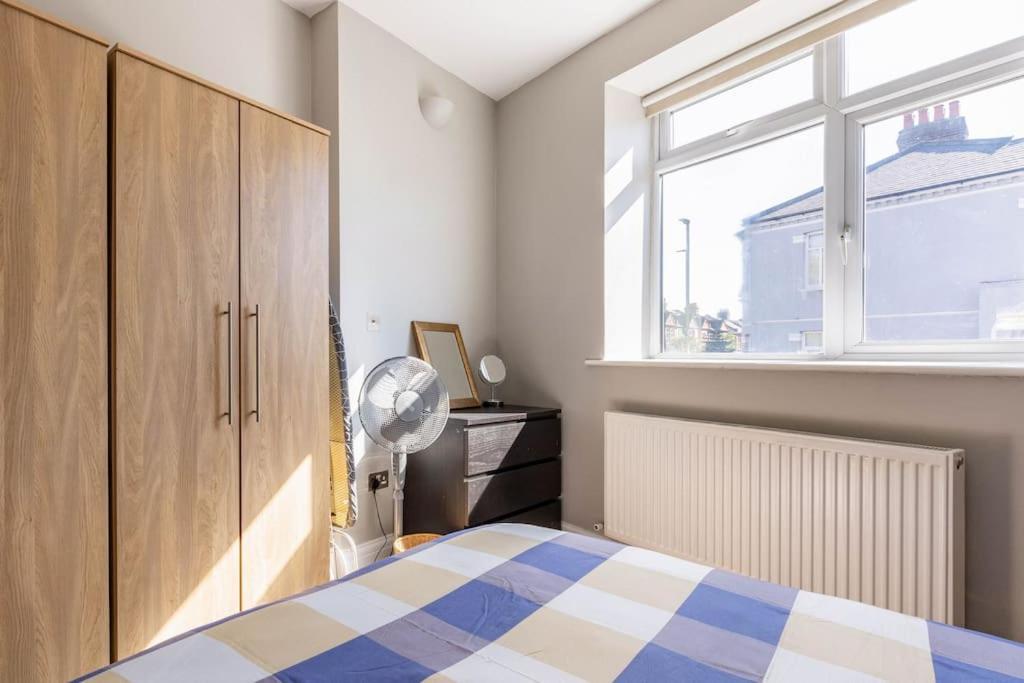 Spacious 2 Bed 2 Bath Apartment With Free Parking For 2 Cars And Underground Station Zone 2 For Quick Access To Central London Up To 10 Guests Zewnętrze zdjęcie