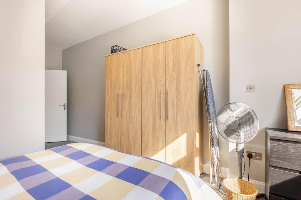 Spacious 2 Bed 2 Bath Apartment With Free Parking For 2 Cars And Underground Station Zone 2 For Quick Access To Central London Up To 10 Guests Zewnętrze zdjęcie
