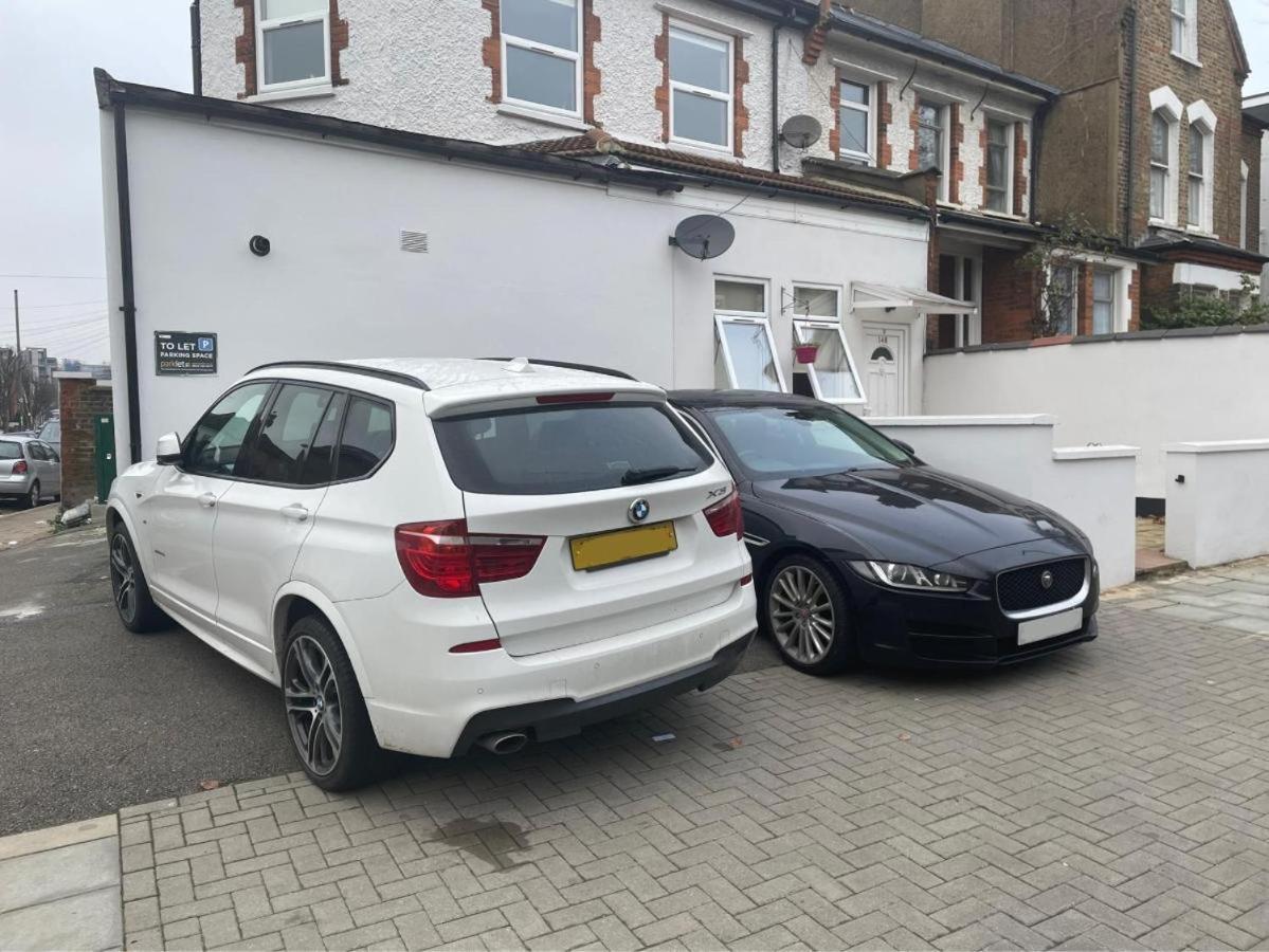 Spacious 2 Bed 2 Bath Apartment With Free Parking For 2 Cars And Underground Station Zone 2 For Quick Access To Central London Up To 10 Guests Zewnętrze zdjęcie