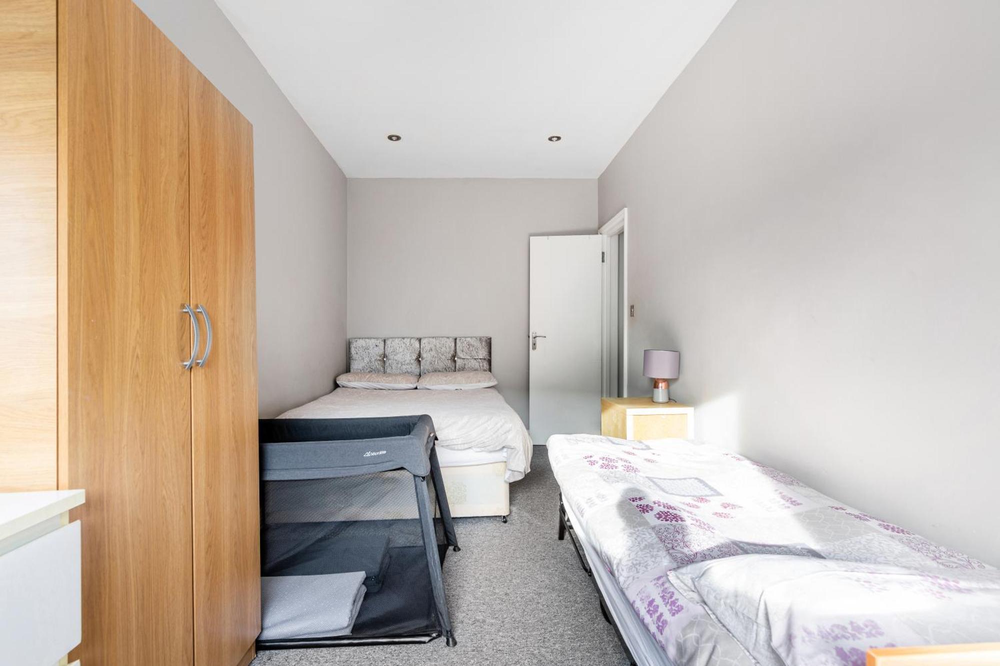 Spacious 2 Bed 2 Bath Apartment With Free Parking For 2 Cars And Underground Station Zone 2 For Quick Access To Central London Up To 10 Guests Zewnętrze zdjęcie