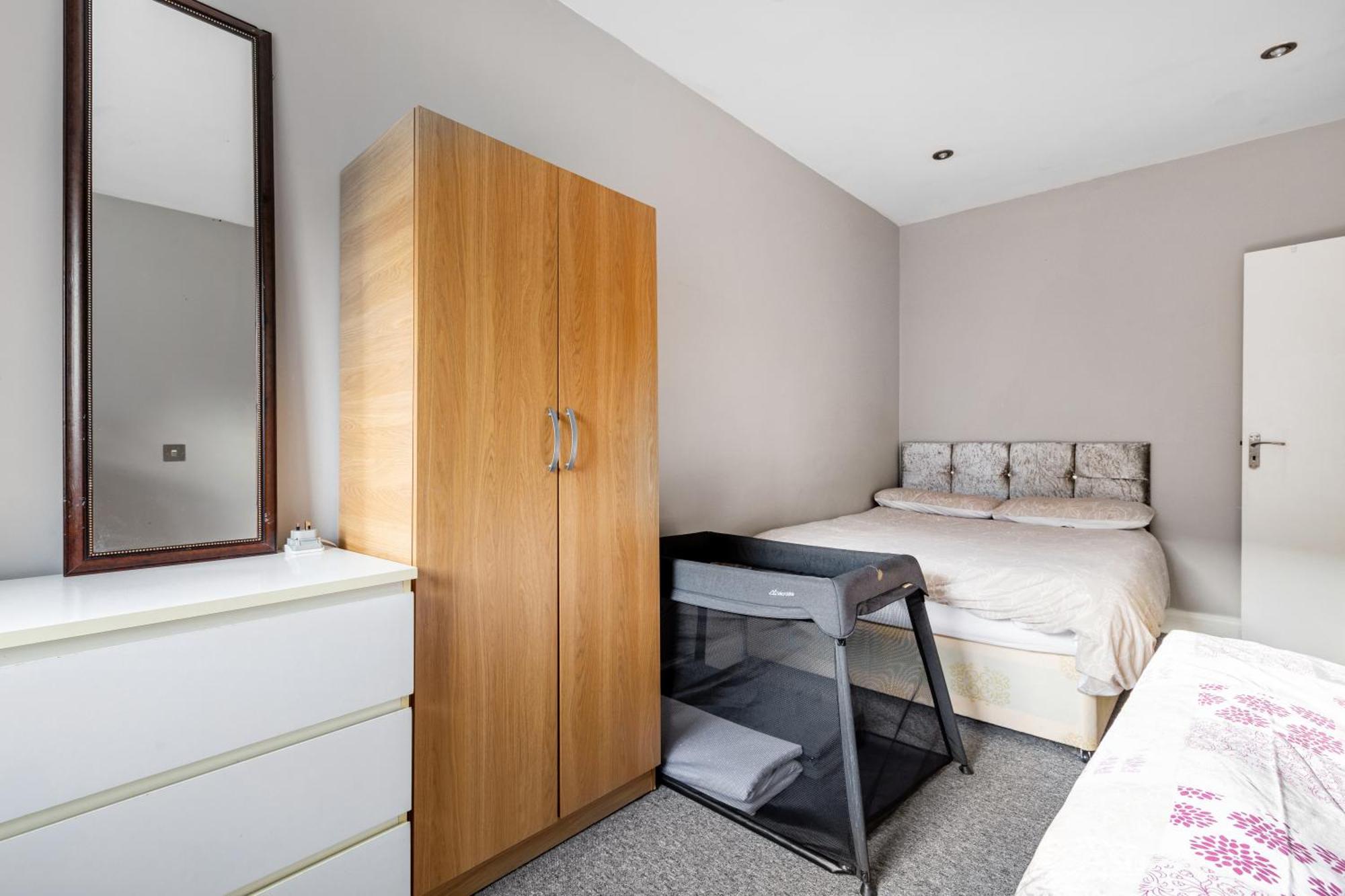 Spacious 2 Bed 2 Bath Apartment With Free Parking For 2 Cars And Underground Station Zone 2 For Quick Access To Central London Up To 10 Guests Zewnętrze zdjęcie
