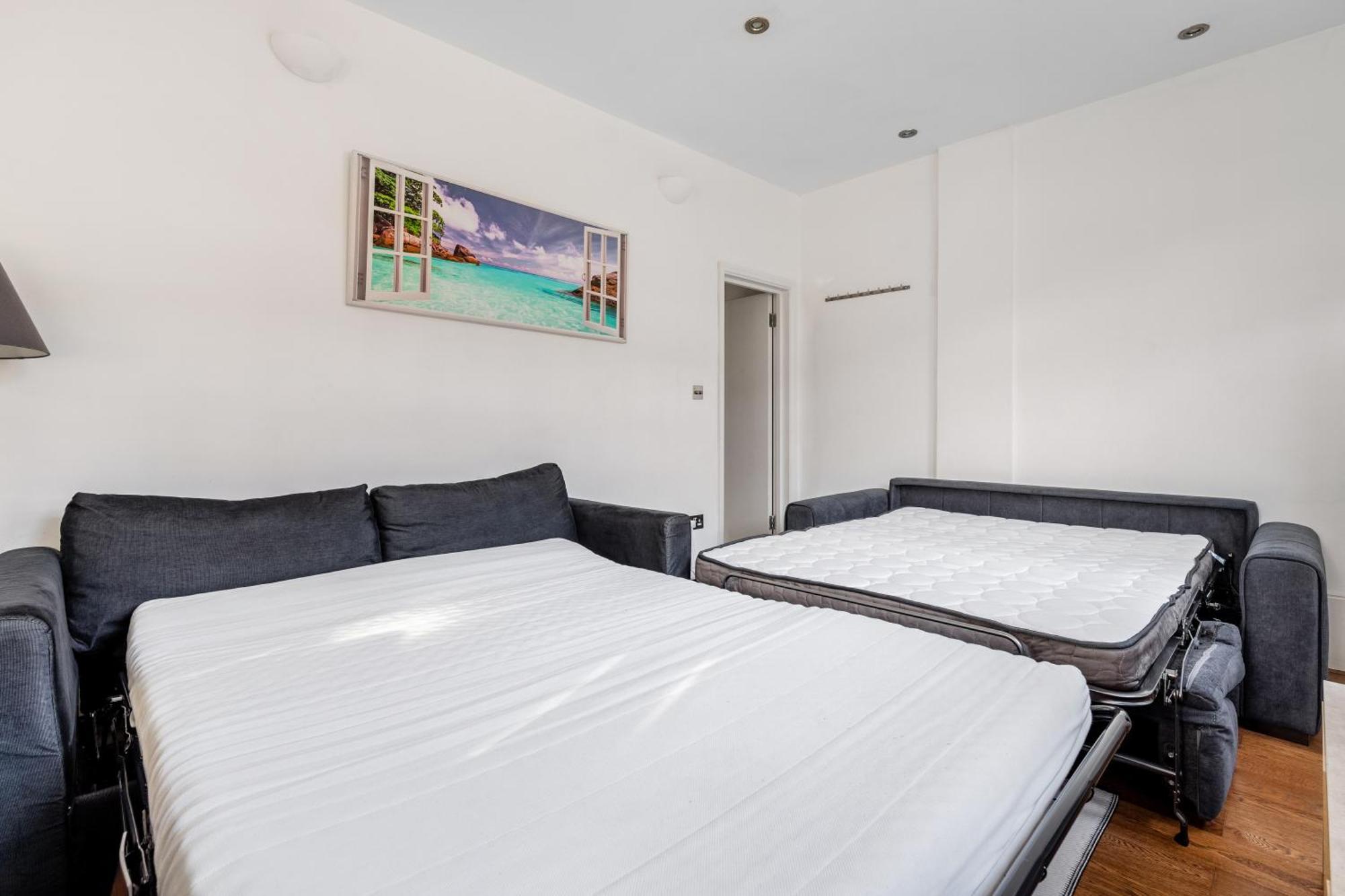 Spacious 2 Bed 2 Bath Apartment With Free Parking For 2 Cars And Underground Station Zone 2 For Quick Access To Central London Up To 10 Guests Zewnętrze zdjęcie