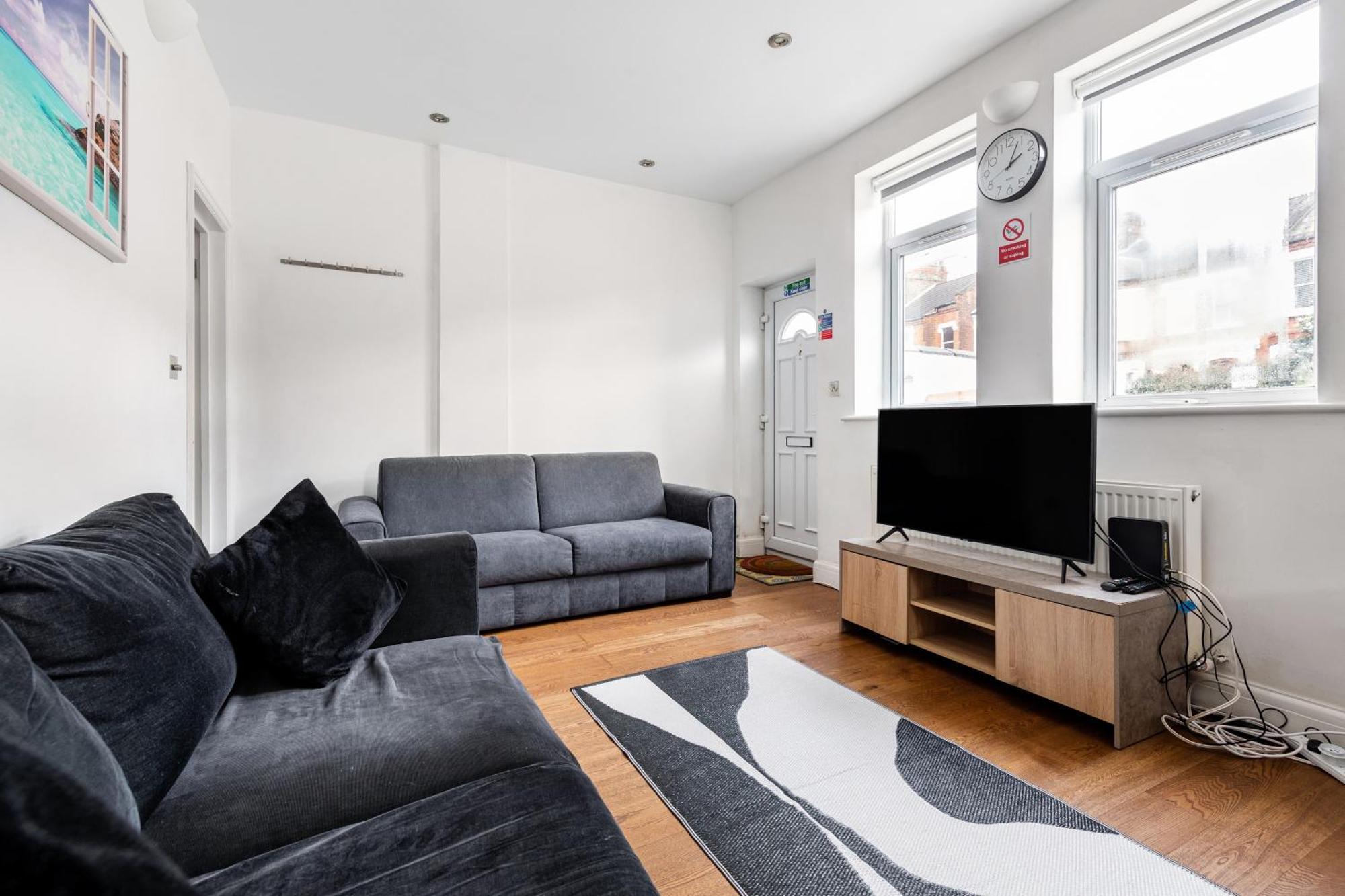 Spacious 2 Bed 2 Bath Apartment With Free Parking For 2 Cars And Underground Station Zone 2 For Quick Access To Central London Up To 10 Guests Zewnętrze zdjęcie