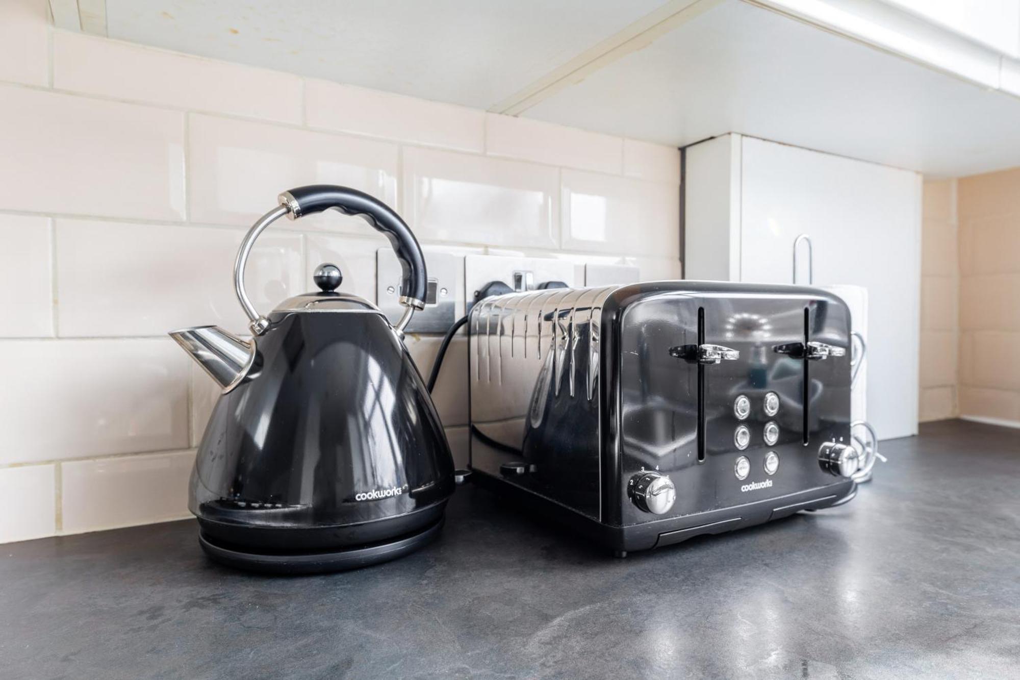 Spacious 2 Bed 2 Bath Apartment With Free Parking For 2 Cars And Underground Station Zone 2 For Quick Access To Central London Up To 10 Guests Zewnętrze zdjęcie