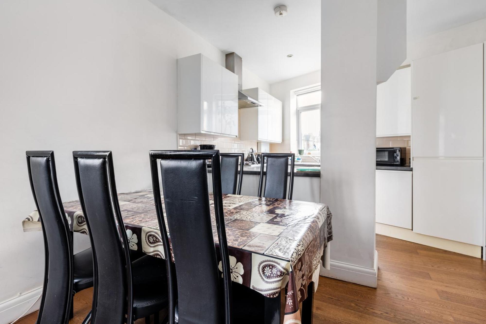 Spacious 2 Bed 2 Bath Apartment With Free Parking For 2 Cars And Underground Station Zone 2 For Quick Access To Central London Up To 10 Guests Zewnętrze zdjęcie
