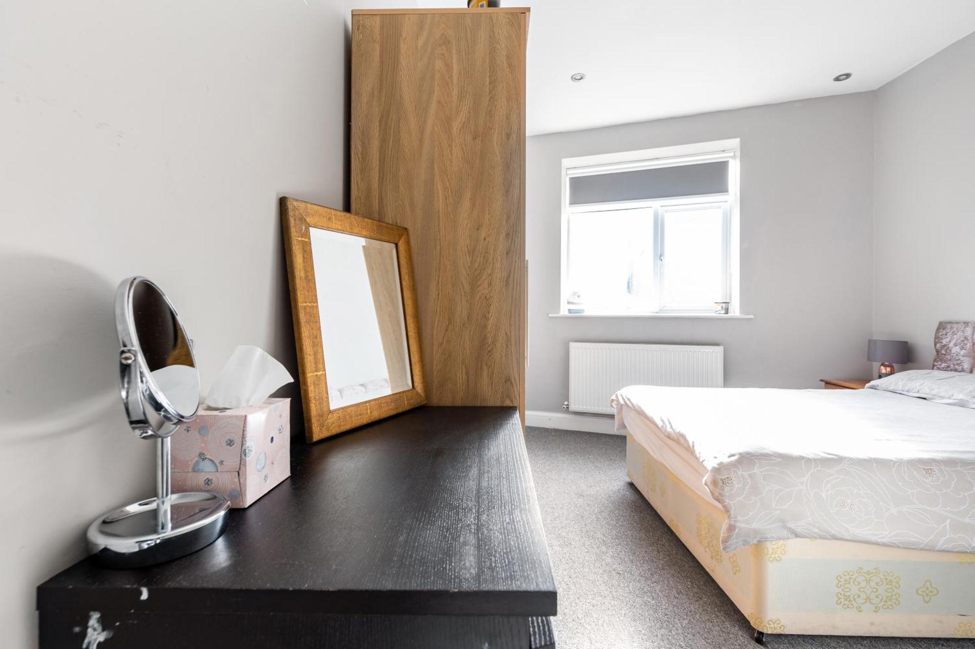 Spacious 2 Bed 2 Bath Apartment With Free Parking For 2 Cars And Underground Station Zone 2 For Quick Access To Central London Up To 10 Guests Zewnętrze zdjęcie