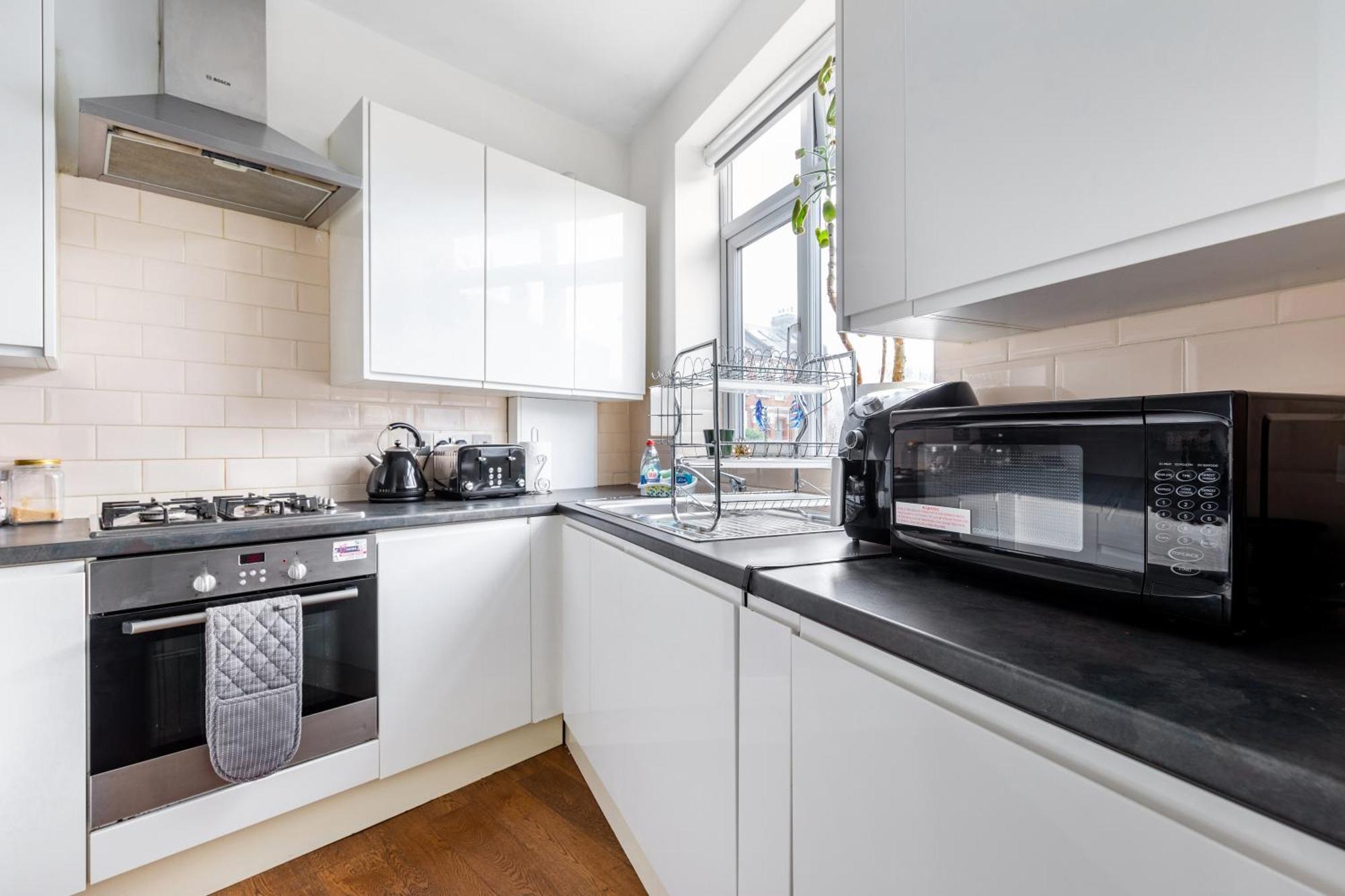 Spacious 2 Bed 2 Bath Apartment With Free Parking For 2 Cars And Underground Station Zone 2 For Quick Access To Central London Up To 10 Guests Zewnętrze zdjęcie