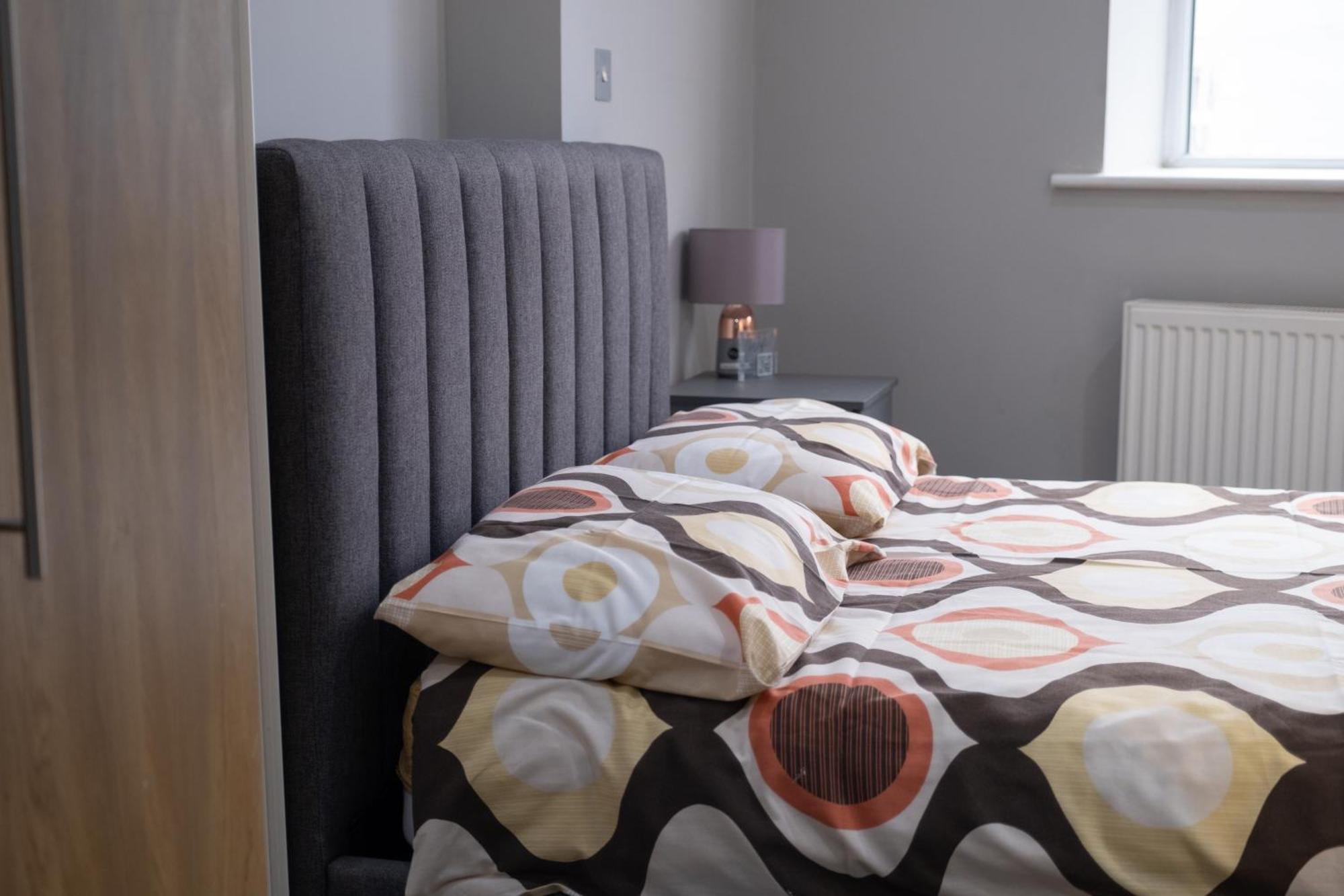 Spacious 2 Bed 2 Bath Apartment With Free Parking For 2 Cars And Underground Station Zone 2 For Quick Access To Central London Up To 10 Guests Zewnętrze zdjęcie