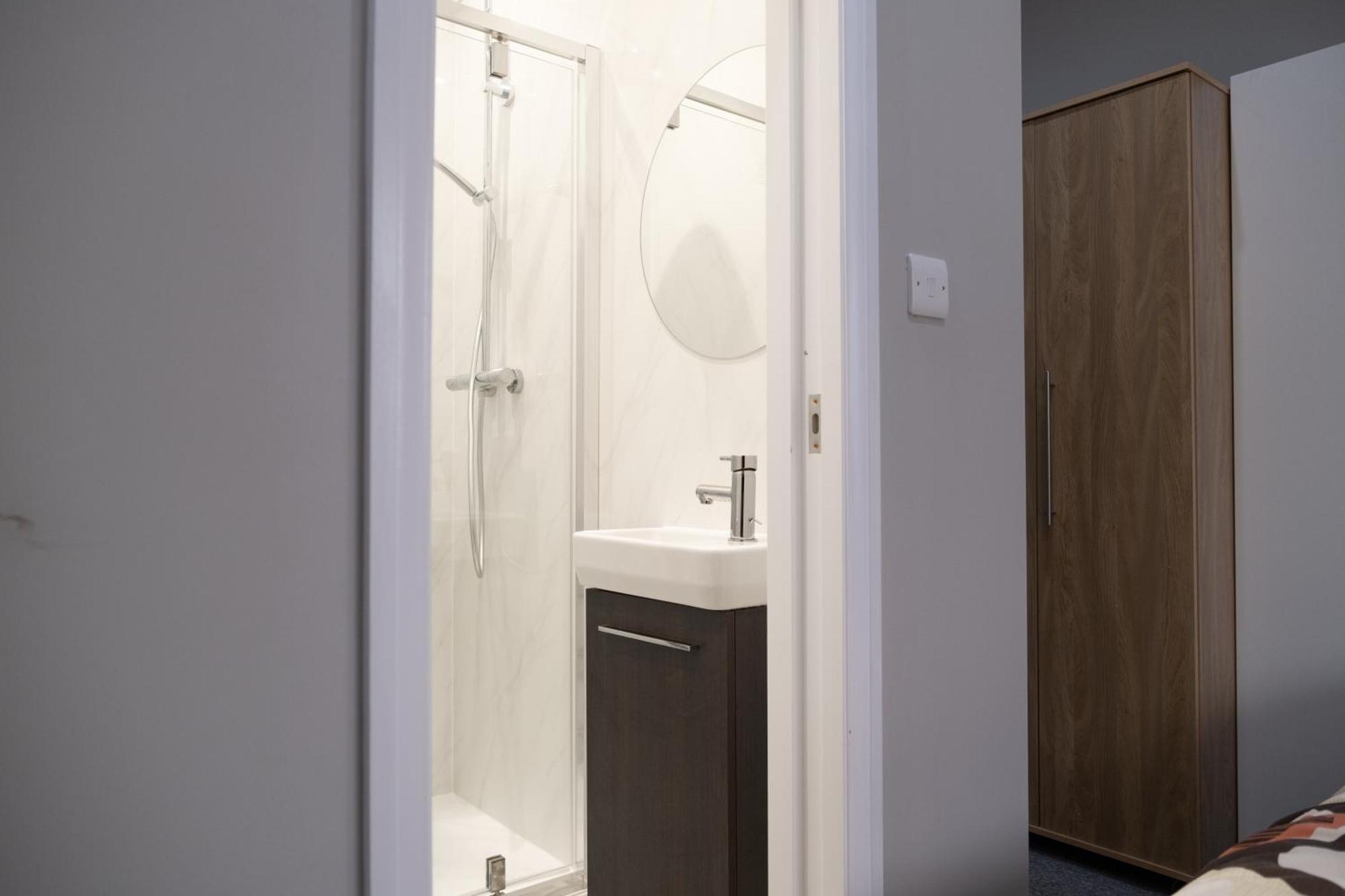 Spacious 2 Bed 2 Bath Apartment With Free Parking For 2 Cars And Underground Station Zone 2 For Quick Access To Central London Up To 10 Guests Zewnętrze zdjęcie
