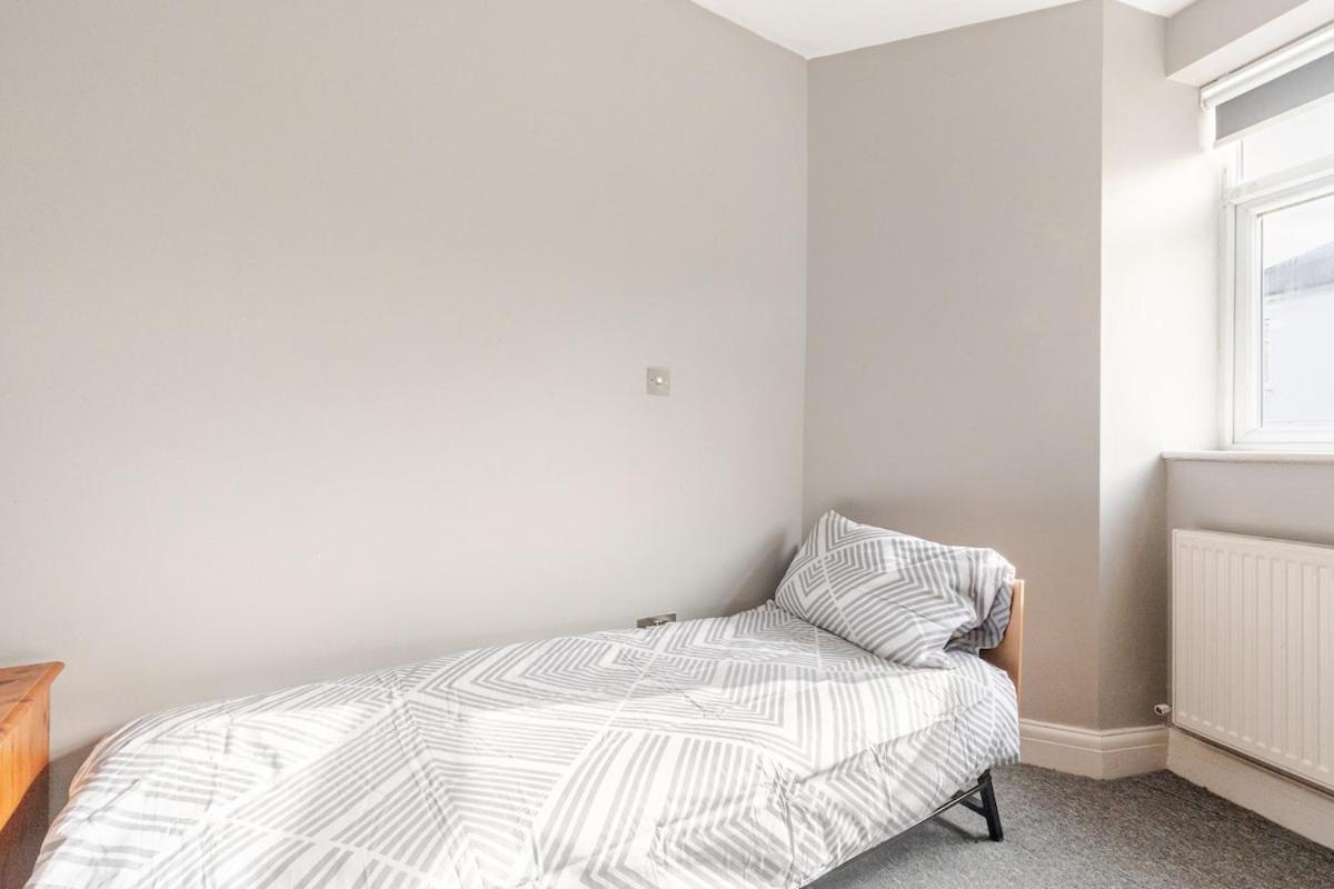 Spacious 2 Bed 2 Bath Apartment With Free Parking For 2 Cars And Underground Station Zone 2 For Quick Access To Central London Up To 10 Guests Zewnętrze zdjęcie