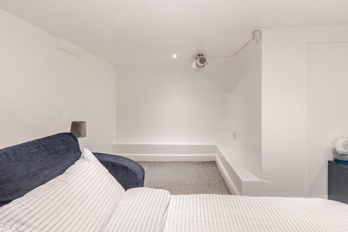 Spacious 2 Bed 2 Bath Apartment With Free Parking For 2 Cars And Underground Station Zone 2 For Quick Access To Central London Up To 10 Guests Zewnętrze zdjęcie