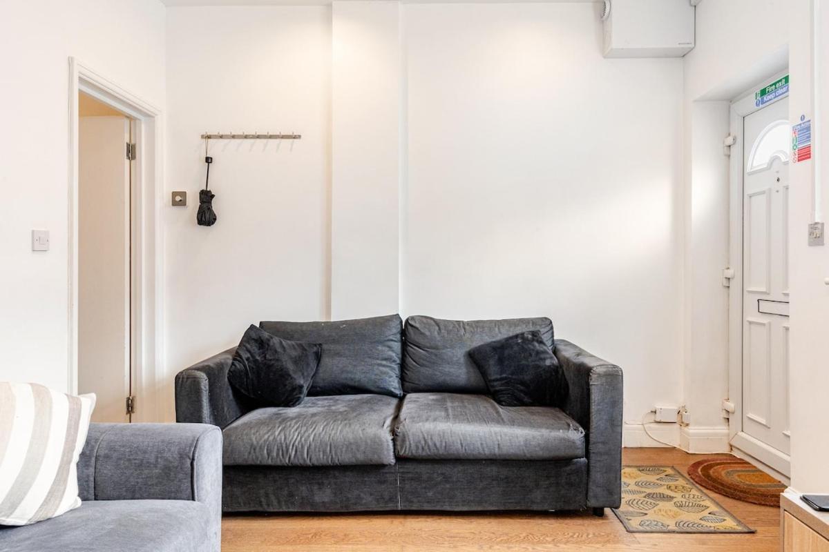 Spacious 2 Bed 2 Bath Apartment With Free Parking For 2 Cars And Underground Station Zone 2 For Quick Access To Central London Up To 10 Guests Zewnętrze zdjęcie