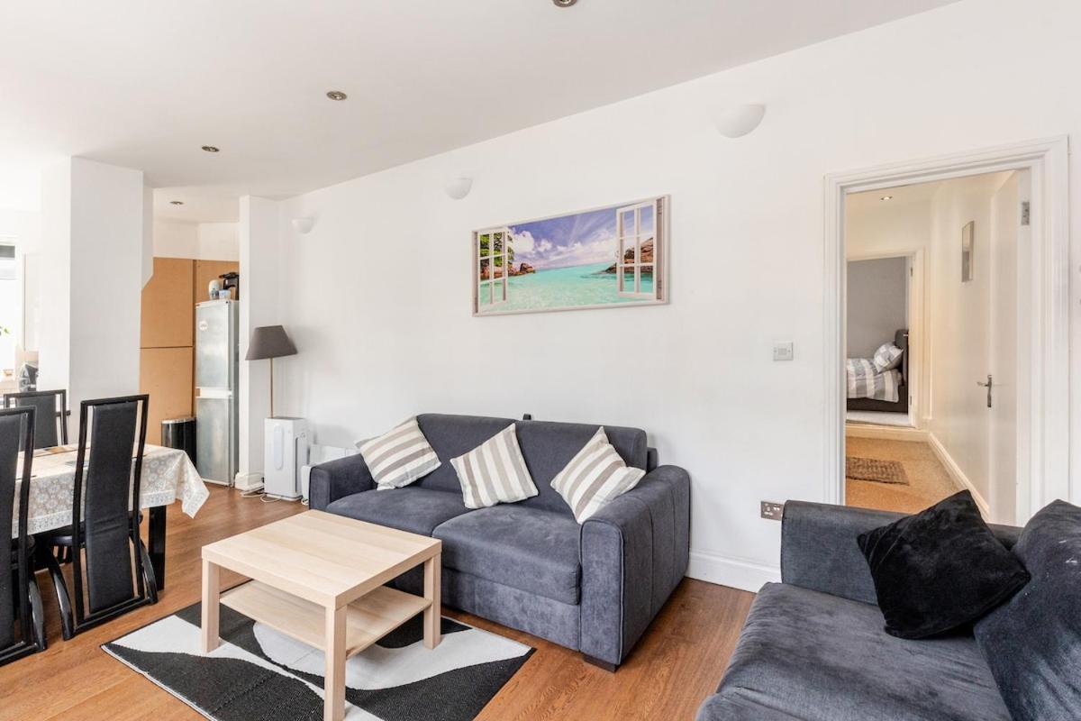 Spacious 2 Bed 2 Bath Apartment With Free Parking For 2 Cars And Underground Station Zone 2 For Quick Access To Central London Up To 10 Guests Zewnętrze zdjęcie