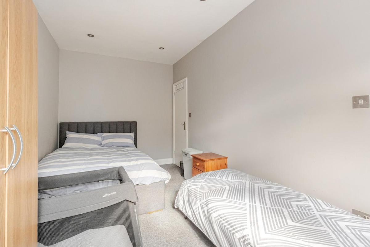 Spacious 2 Bed 2 Bath Apartment With Free Parking For 2 Cars And Underground Station Zone 2 For Quick Access To Central London Up To 10 Guests Zewnętrze zdjęcie